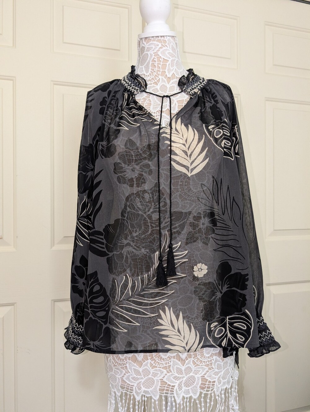 Cabi Grayscale Tropical Leaf Embroidered Peasant Blouse XL